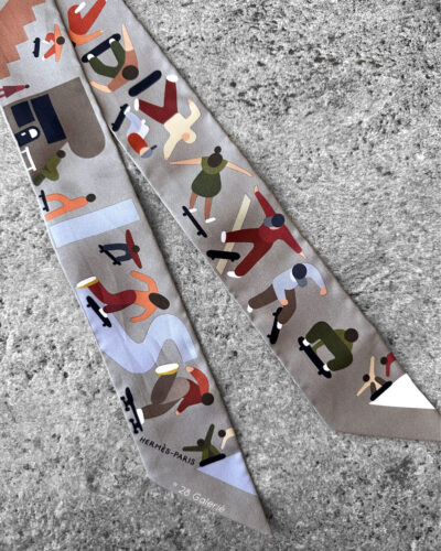 Hermes Etoupe/Brun/Kaki Figures Libres Silk Twilly